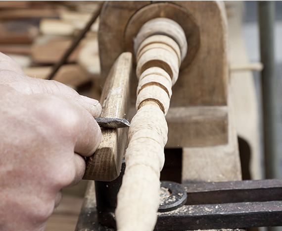 Tournage sur bois pour pergolas et  patios d’inspiration ancestrale.